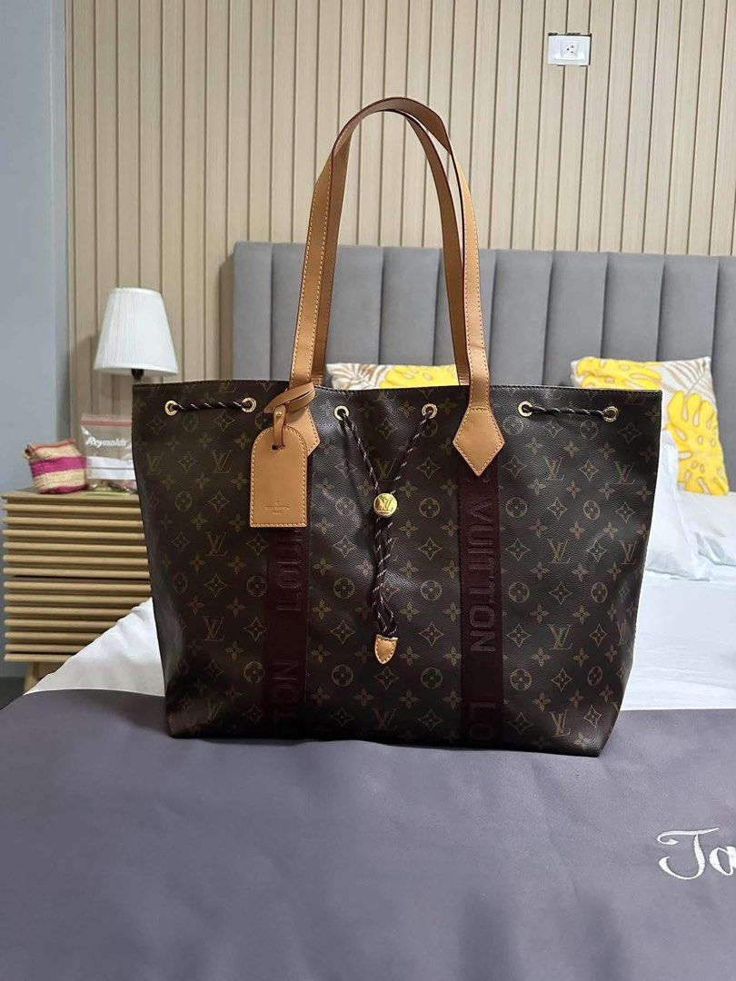 Louis Vuitton Large Travel Bag (Category: Luxury Bags & Wallets) located in Mandaue City. Submitted by ludz_0246 (Listing ID 1451564254, Image 2). Description: Coded Dustbag Travel Bag Large Capacity Good as new condition .