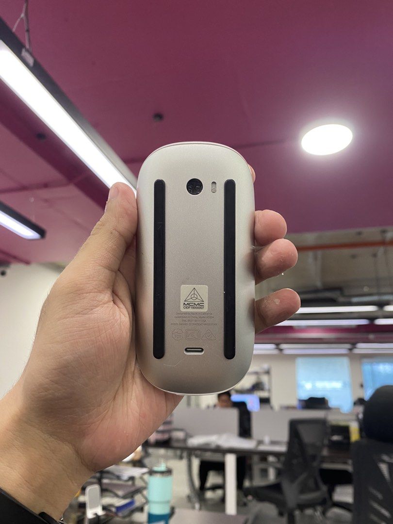 MAGIC MOUSE (Category: Mouse & Mousepads) located in Kuala Lumpur. Submitted by sarahberrynice (Listing ID 1451586872, Image 2). Description: 📱MAGIC MOUSE (USB-C)📱 🔥FULLSET 🔥WITH BOX & CABLE ( 00022 ) -RESERVE BOOKING: RM100 💵 Price: RM299 TRADE IN ACCEPT✅ SWAP ACCEPT✅ JUAL DEVICE ACCEPT✅ POSTAGE AVAILABLE LALAMOVE AVAILABLE COD SENTUL/GOMBAK/SETAPAK/AMPANG/SETIAWANGSA/UKAYPERDANA 📩 Berminat? DM segera! Unit TERHAD – siapa cepat, dia dapat!