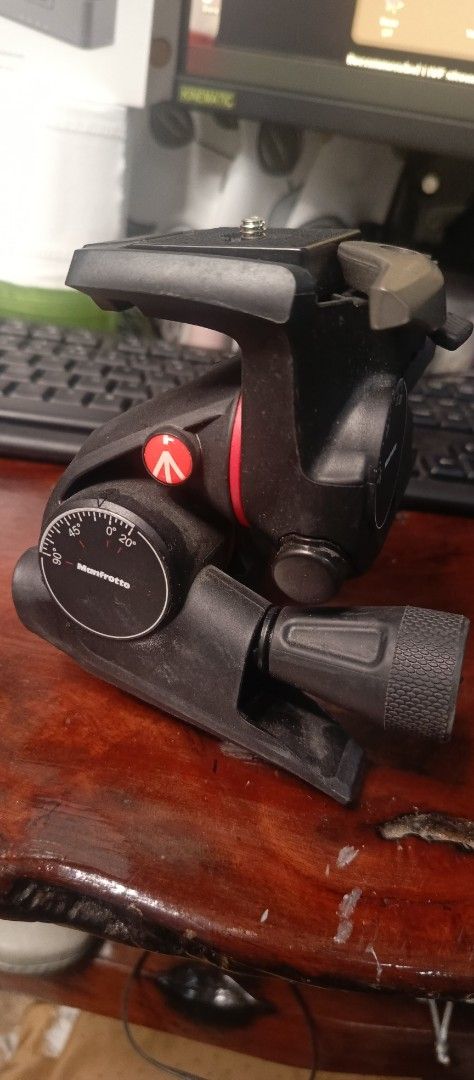 Manfrotto 322RC2 Grip Action Ball Head (Category: Tripods & Monopods) located in Manila. Submitted by brownman2006 (Listing ID 1451622980, Image 2). Description: - Manfrotto 322RC2 Grip Action Ball Head - Built-in bubble levels for accurate positioning - Includes quick release plate - Smooth and reliable operation - Ideal for various photography setups.