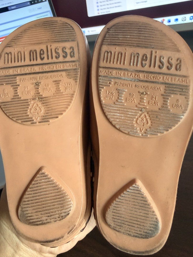 Mini Melissa Giraffe Jelly Shoes (Category: Babies & Kids Fashion) located in Caloocan City. Submitted by fortunodeclutter (Listing ID 1451550166, Image 3). Description: - Adorable Mini Melissa jelly shoes for kids - Features a cute giraffe design - Easy velcro closure for a secure fit - Made in Brazil - Ideal for playtime and casual wear.