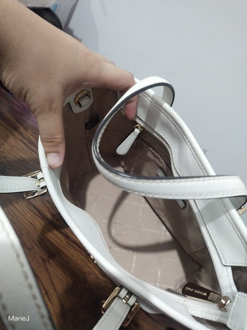MK Jet Set small Tote (Category: Luxury Bags & Wallets) located in Manila. Submitted by inamarie.j104 (Listing ID 1451596434, Image 3). Description: .