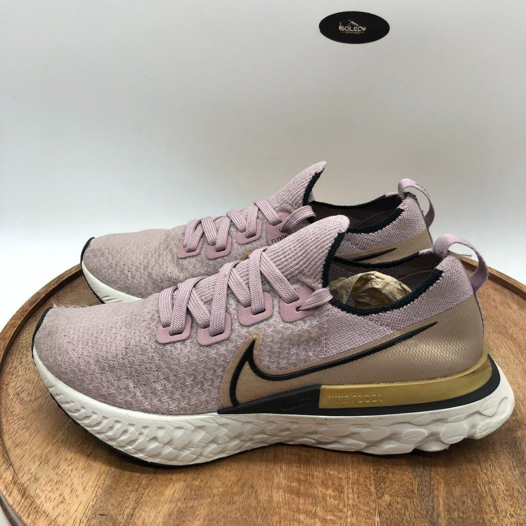 Nike Air React (Kategori: Sneakers) berada di Depok. Dikirim oleh bas7ian.trifht (ID iklan 1451529310, Gambar 2). Deskripsi: Nike Air React size 39 insole 24,5 made in China.