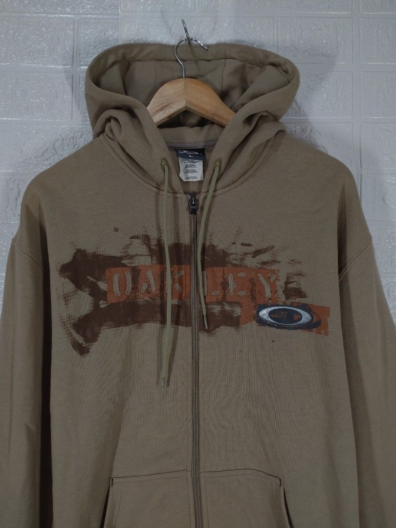 OAKLEY JACKET (Category: Coats, Jackets and Outerwear) located in Baguio. Submitted by dansteals (Listing ID 1451616089, Image 3). Description: VINTAGE OAKLEY ZIP UP JACKET 29 X 24 LARGE EXCELLENT CONDITION.