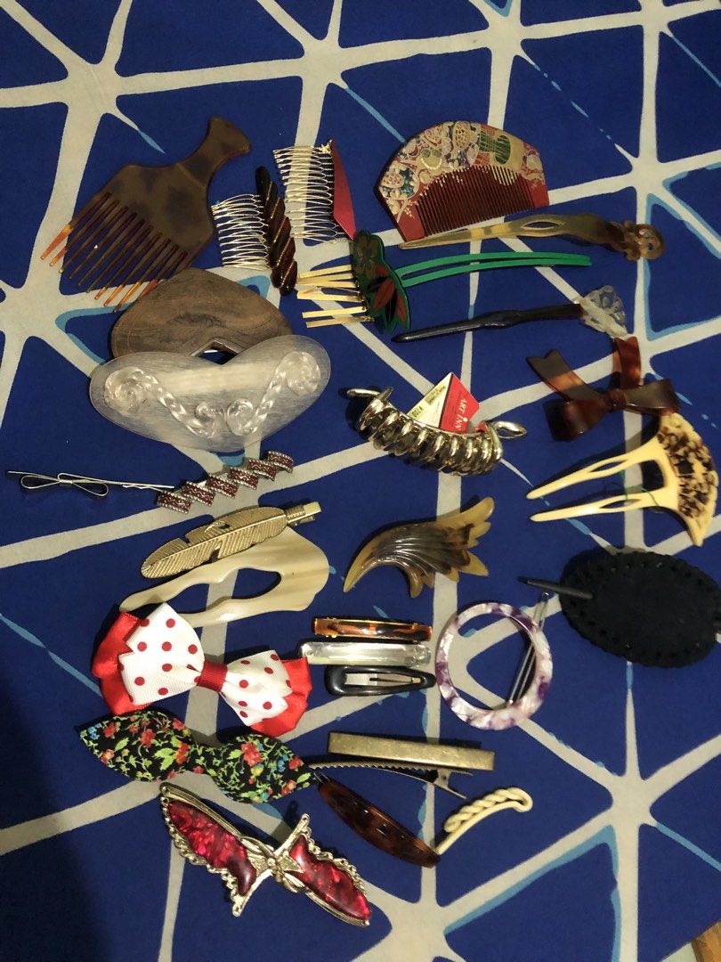 Old vintage hair styling accessories set bundle (Category: Hair Accessories) located in Quezon City. Submitted by markgolveo (Listing ID 1451591089, Image 1). Description: Old vintage hair styling accessories set bundle.