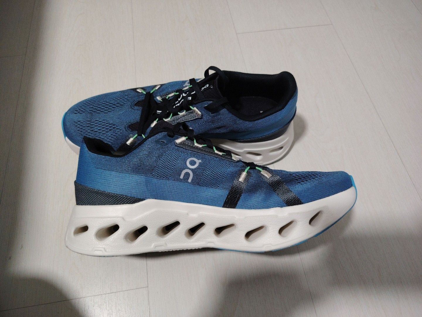 ON Cloud Eclipse US12 (Category: Sneakers) located in Singapore. Submitted by running.man (Listing ID 1451661252, Image 2). Description: - ON Cloud Eclipse Running shoes - Lightweight and breathable mesh - Size US12 - Mileage : 10km -Shoes only, no box.