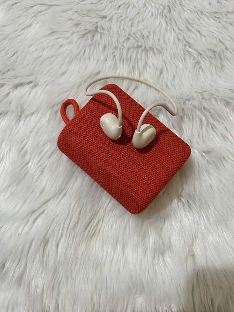 Orashare Bluetooth Speaker (Category: Soundbars, Speakers & Amplifiers) located in Paranaque City. Submitted by meowlingpersian (Listing ID 1451573159, Image 2). Description: Orashare wireless speaker BS01 bundled with Supernova Open Blue bone conduction earphones - exchange gifts from last Christmas; never used because they’re not my style - P400 - boxes have been discarded - for pick up only on customer’s account.