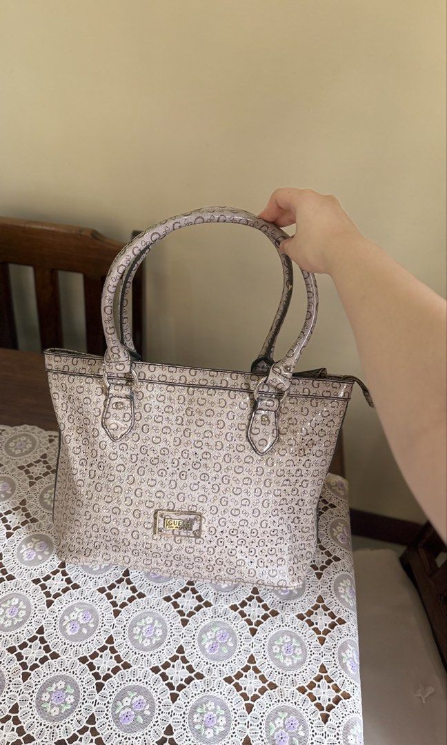 Original gray Y2K Guess tote/shoulder bag (Category: Tote Bags) located in Valencia. Submitted by kimbeegals (Listing ID 1451553024, Image 2). Description: Selling super low nalang Needs cleaning, but interior is clean May peeling sa rubber lining ng handles, not that noticable & di naman natanggal lahat but if it bothers you, u can have it replaced or changed. Good parin yung condition niya. No scratches or damage sa body ng bag. Price is still 