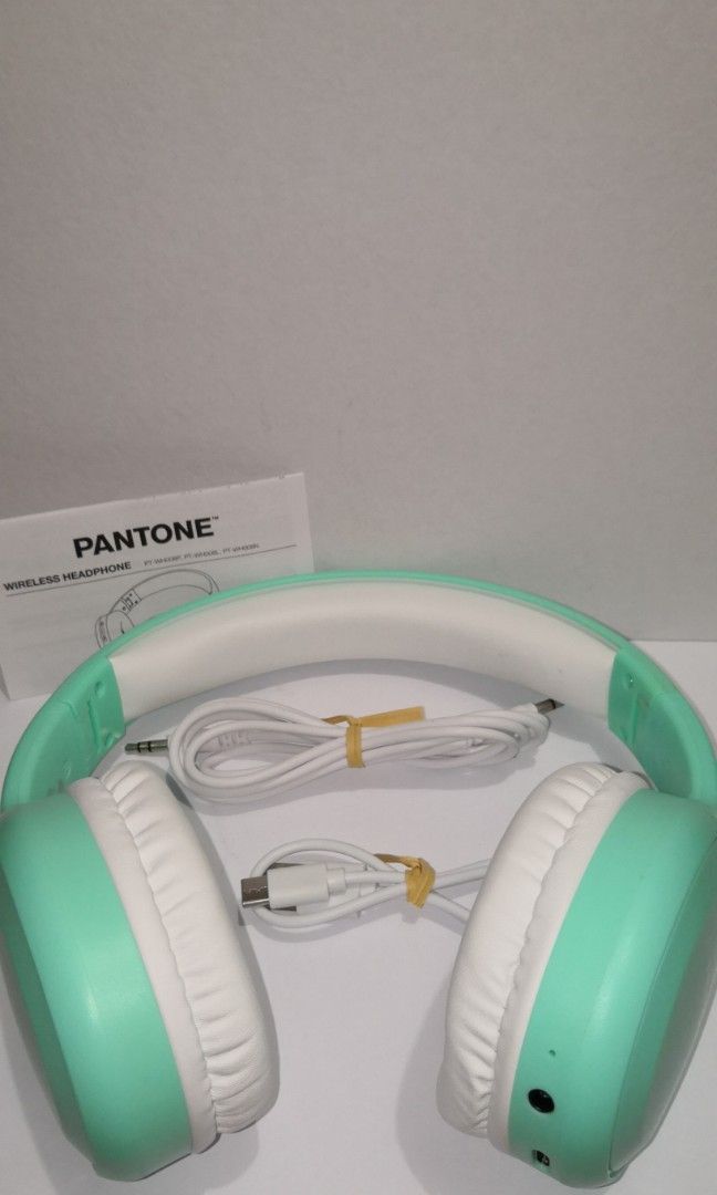Pantone Wireless Bluetooth Headphones 🎧 (Category: Headphones & Headsets) located in Pasig City. Submitted by tagkaro (Listing ID 1451626721, Image 2). Description: Makinig sa paborito mong musika nang may malinaw at de-kalidad na tunog! Ang Pantone Wireless Headphones ay may komportableng fit, wireless Bluetooth connectivity, at rechargeable battery para sa hassle-free na pakikinig saan ka man. Perfect para sa music, online meetings, gaming, at