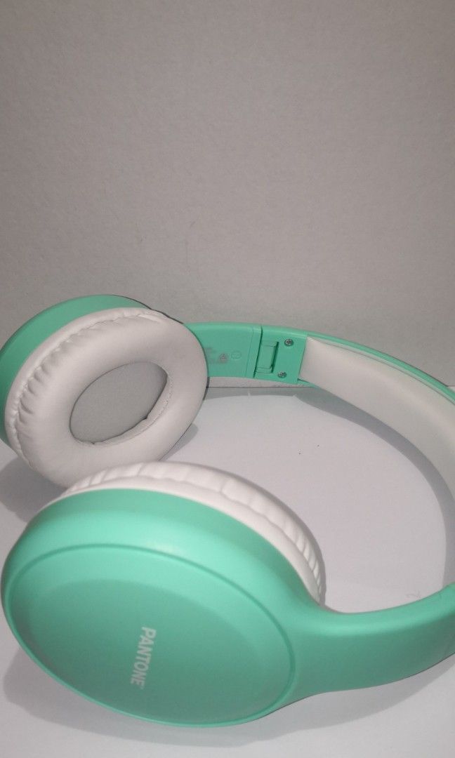 Pantone Wireless Bluetooth Headphones 🎧 (Category: Headphones & Headsets) located in Pasig City. Submitted by tagkaro (Listing ID 1451626721, Image 3). Description: Makinig sa paborito mong musika nang may malinaw at de-kalidad na tunog! Ang Pantone Wireless Headphones ay may komportableng fit, wireless Bluetooth connectivity, at rechargeable battery para sa hassle-free na pakikinig saan ka man. Perfect para sa music, online meetings, gaming, at