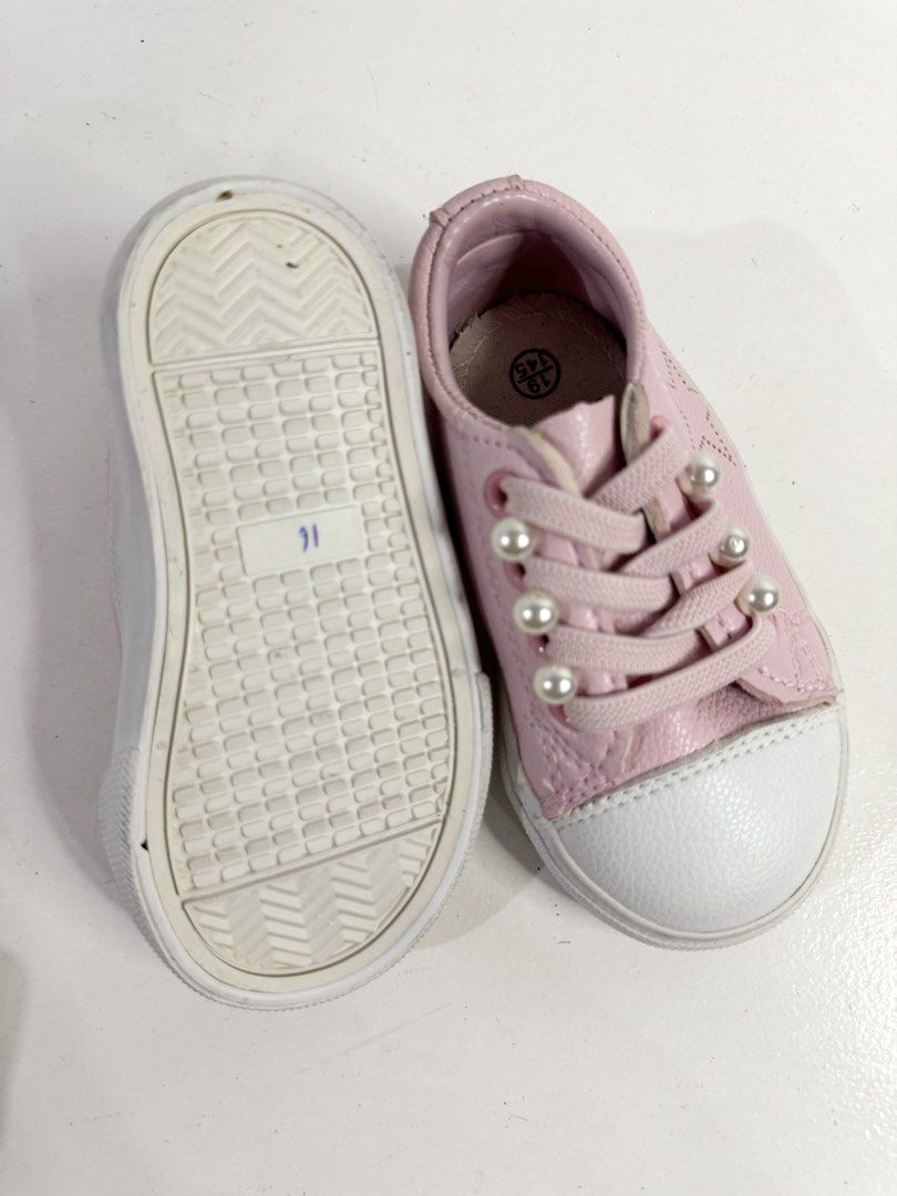 Pink Pearl Embellished Sneakers (Category: Babies & Kids Fashion) located in Pasig City. Submitted by tinylittlestore (Listing ID 1451697522, Image 2). Description: Size : 14 cm .