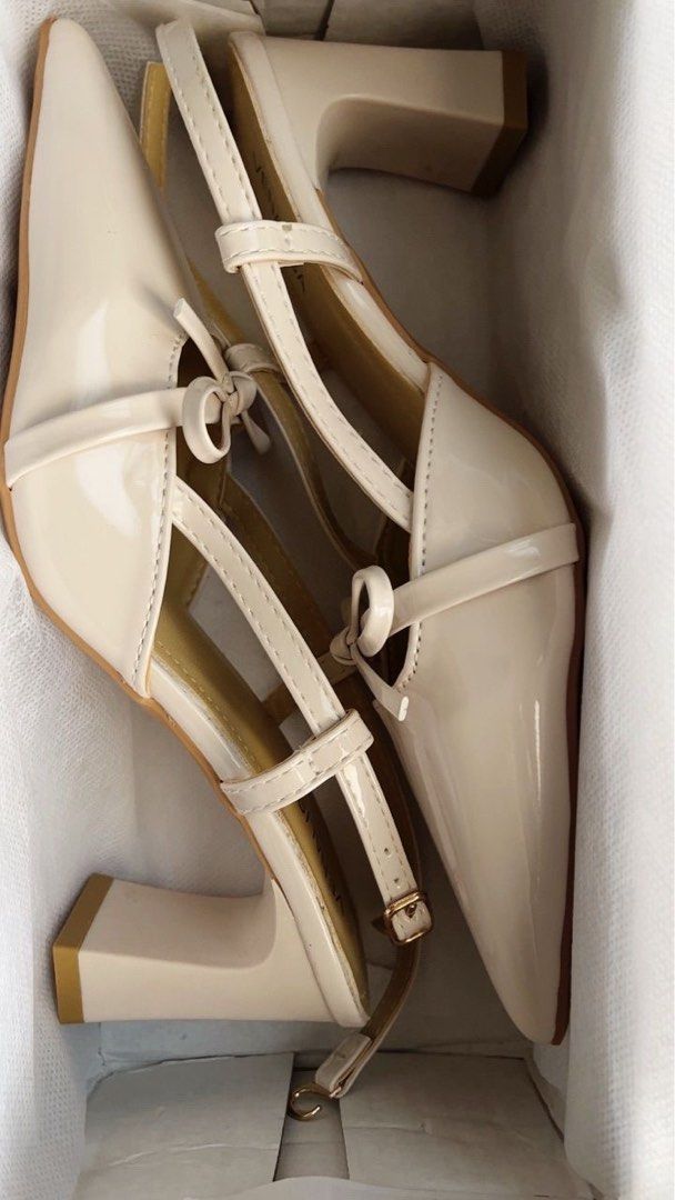 Pointed toe heels - Beige (Category: Heels) located in Telok Panglima Garang. Submitted by rezekisaffa (Listing ID 1451593354, Image 1). Description: Color - Beige Size - 35 (22.5cm) Tinggi tumit - 2 inch (4.5cm).