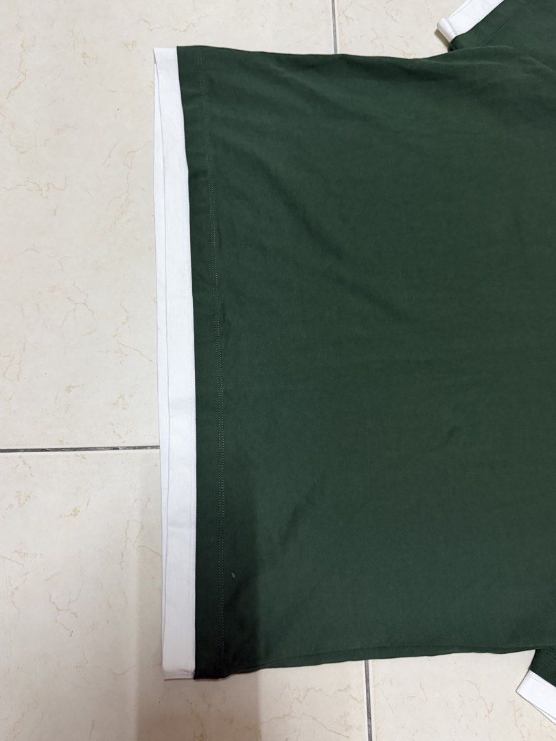 由 aape__u (刊登 ID 1450443086，圖片 3) 提交，位於 高雄市 (Kaohsiung) 的 PRADA (類別：T恤、Polo衫)，說明：。