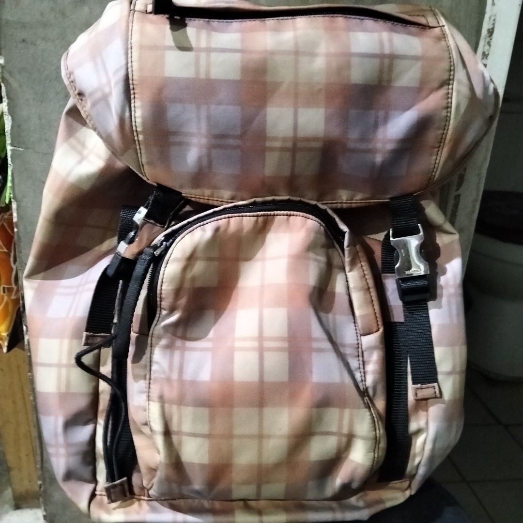 Prada Backpack (Category: Backpacks) located in El Salvador. Submitted by francheskaukayukay (Listing ID 1451619202, Image 2). Description: .