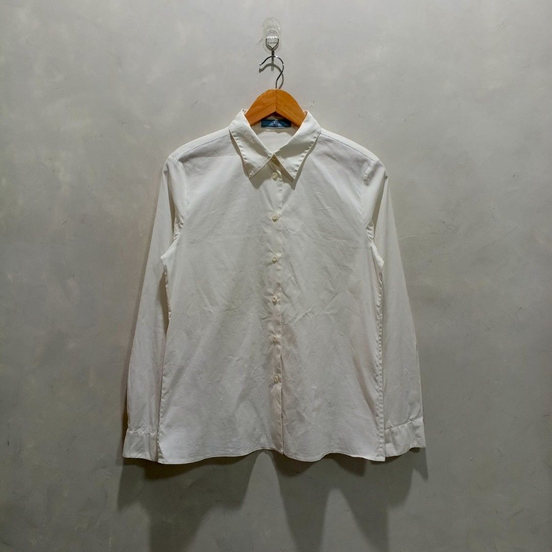 PRADA MILANO White Long Sleeve Button Up Shirt (Category: Luxury Apparel) located in Malasiqui. Submitted by drie_findss (Listing ID 1451599134, Image 1). Description: Prada White Plain Polo Button Down (Authentic) ‎_______________________ ‎Size: 42 on tag ‎(Measured by Inches) ‎Width: 19 ‎Length: 25 ‎Shoulder: 15 ‎Sleeve: 23.5 ‎Condition: EXCELLENT ‎Color Rate: 10/10 ‎Issue: None ‎_______________________ ‎ ‎Color may vary due to lightning so che