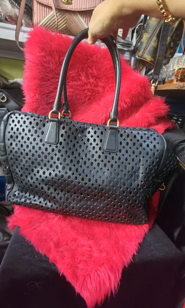 Prada tote bag (Category: Luxury Bags & Wallets) located in Las Pinas. Submitted by anna_so2 (Listing ID 1451544841, Image 2). Description: good condition Riri zip ang ganda nya in person 😍.