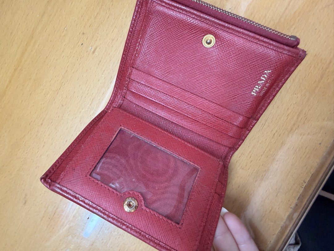 Prada wallet （分類：銀包、卡片套）位於 Hong Kong。 由 jjxxvv 提交（商品編號 1451567036，圖片 2）。簡介： Real but well used 。