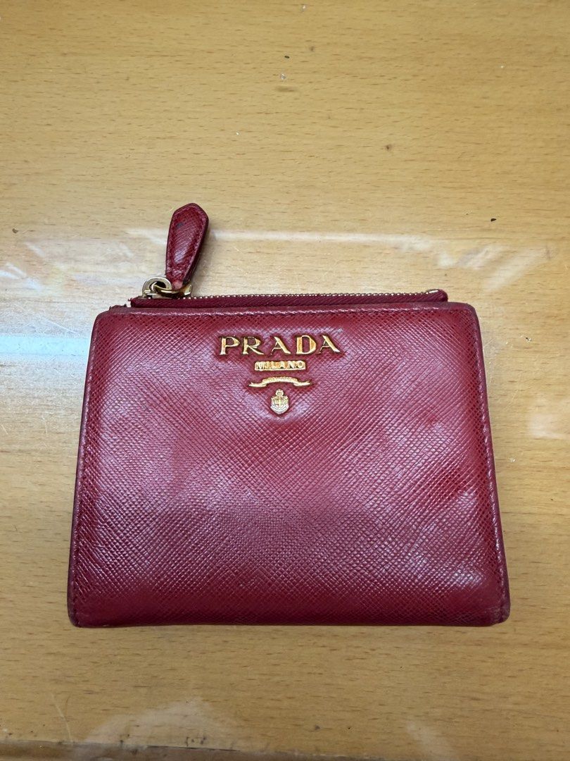 Prada wallet （分類：銀包、卡片套）位於 Hong Kong。 由 jjxxvv 提交（商品編號 1451567036，圖片 1）。簡介： Real but well used 。