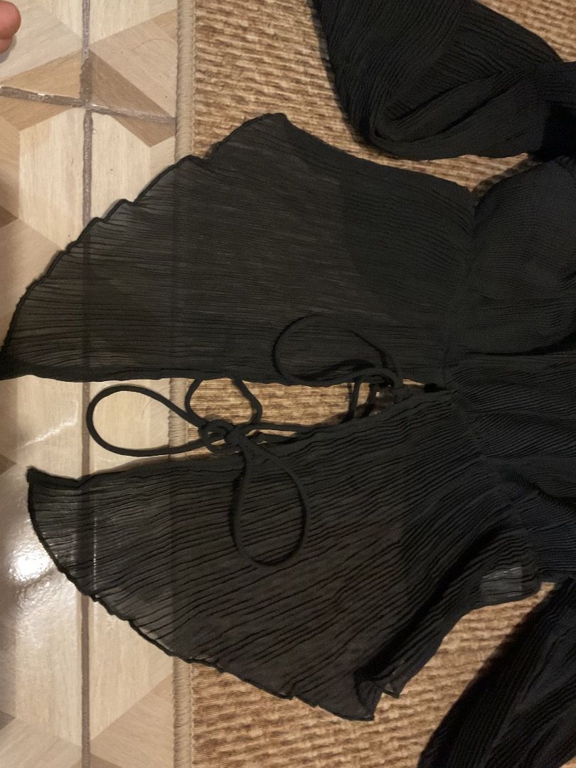 Princess Polly Long Bell Sleeves Top (Category: Longsleeves) located in Tuguegarao City. Submitted by rewear_files (Listing ID 1451689579, Image 2). Description: Princess polly Chiffon Electric Pleates Bell Sleeves.