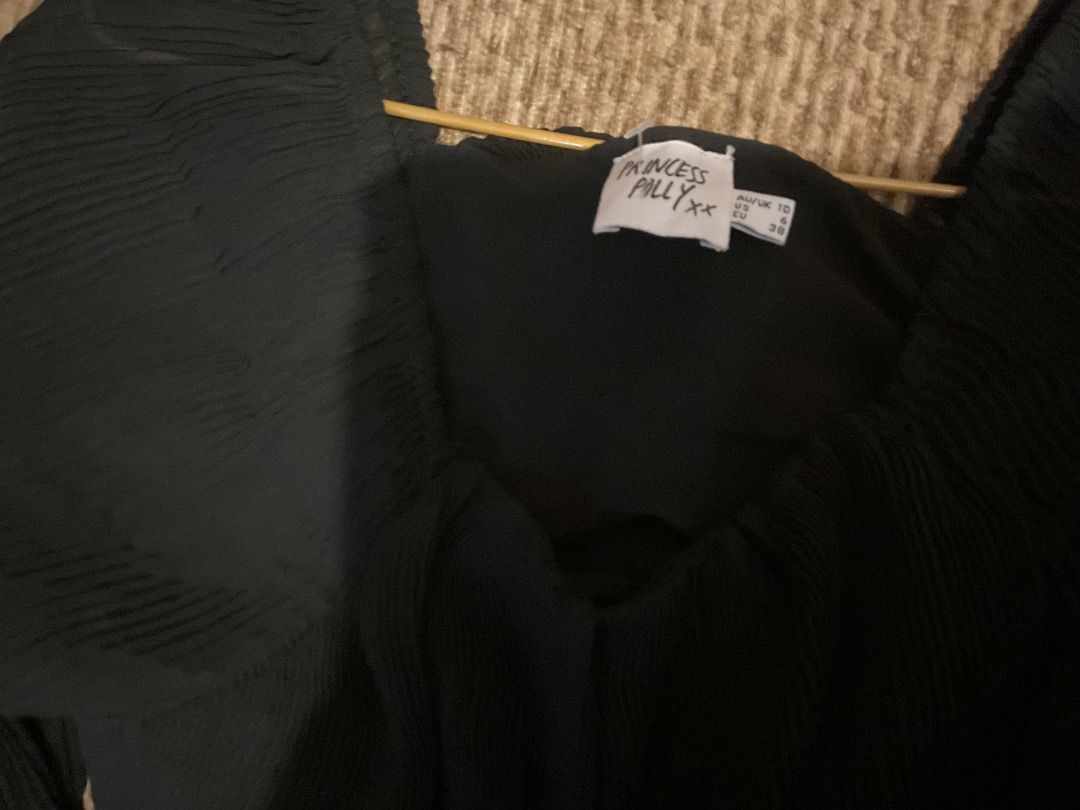 Princess Polly Long Bell Sleeves Top (Category: Longsleeves) located in Tuguegarao City. Submitted by rewear_files (Listing ID 1451689579, Image 3). Description: Princess polly Chiffon Electric Pleates Bell Sleeves.
