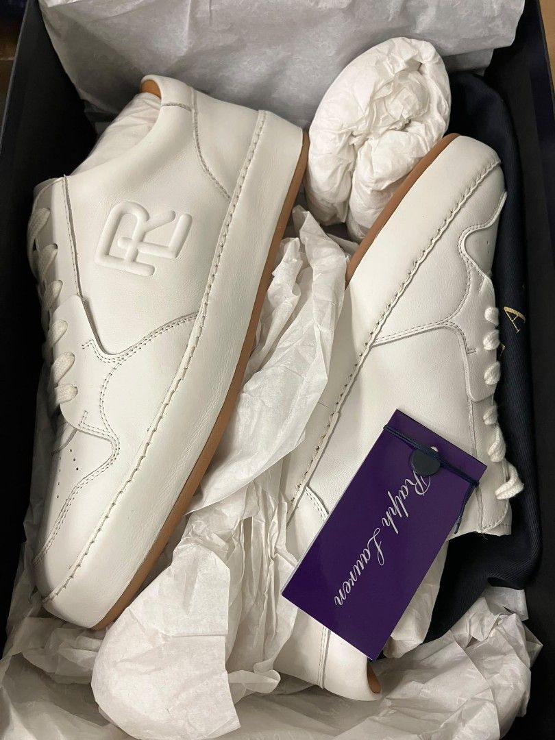 Ralph Lauren purple label 波鞋 size42 （分類：鞋及波鞋）位於 Hong Kong。 由 kictor11 提交（商品編號 1451693376，圖片 3）。簡介： 各位潮人注意呢對RalphLaurenPurpleLabel波鞋，絕對係你衣櫃裡嘅必備單品純白色設計，簡約得嚟又夠晒高級，鞋身仲有RL嘅壓花logo，低調得嚟又有辨識度呢對係42碼，啱晒腳型標準嘅男士仲有原裝鞋盒同防塵袋，送禮自用都一流有興趣嘅朋友，可以喺觀塘MTR交收㗎。