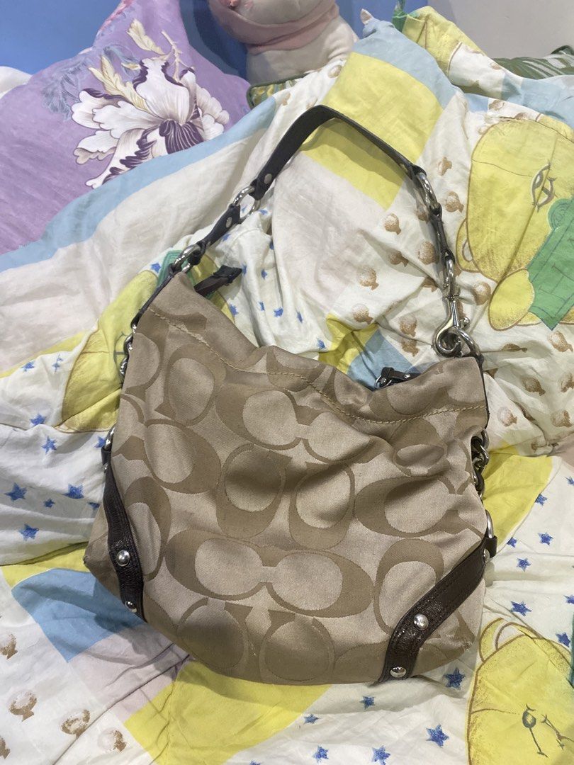 RUSH!! Coach Carly Vintage (Category: Shoulder Bags) located in Mexico. Submitted by timitum (Listing ID 1445722655, Image 1). Description: 🧁 she’s hard to let go 🧁 seller’s personal fave 🥹 has minor issues do not dm if you’re not sure,, let’s not waste each other’s time.