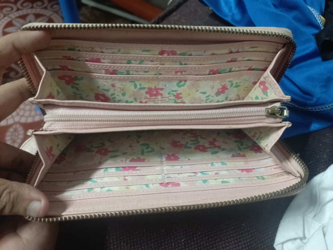 SAMANTHA THAVASA WALLET 💕 (Category: Luxury Bags & Wallets) located in Manila. Submitted by aerycha (Listing ID 1451568869, Image 3). Description: looking for a branded wallet for a small price? check this wallet out! 💕 brand: Samantha Thavasa 😺 price: negotiable to 280 if sure buyer 😻.