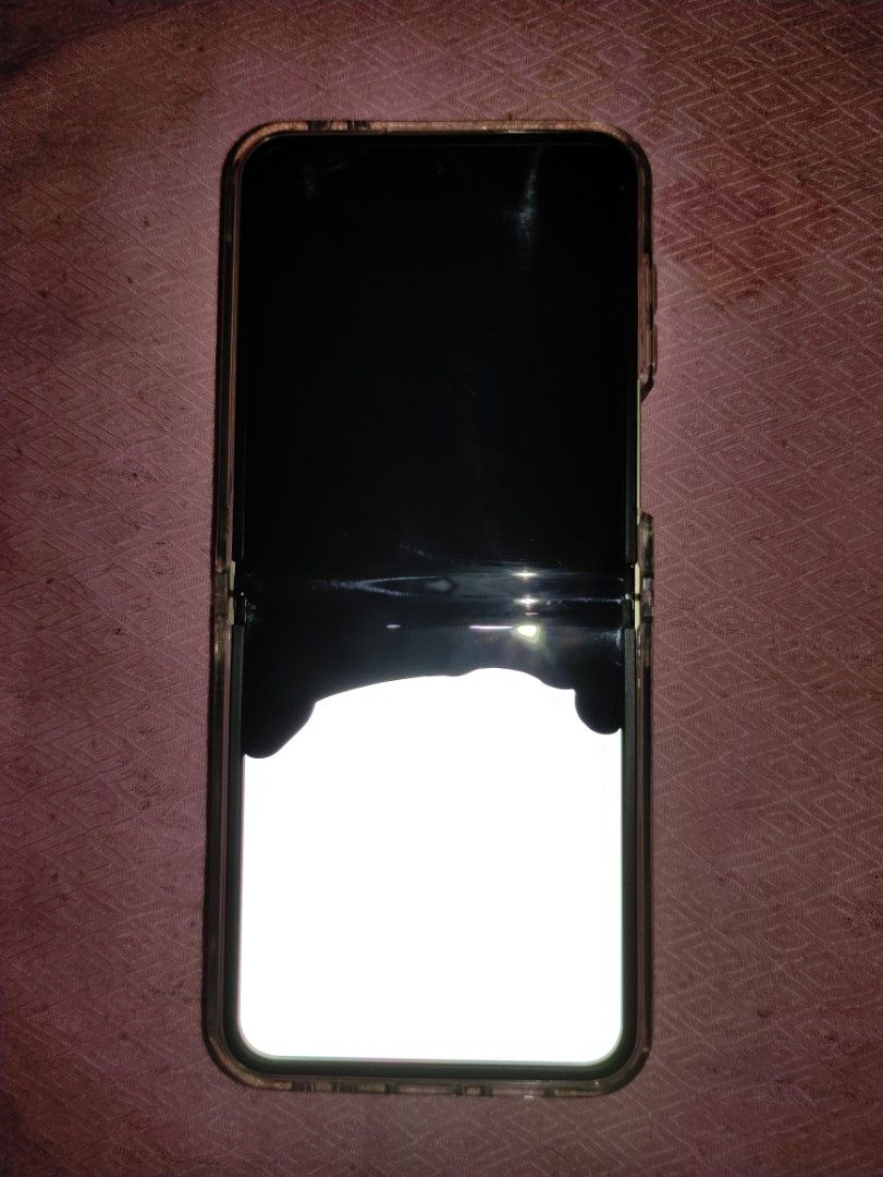 Samsung Flip 6 (Defective Main screen) (Category: Samsung) located in Cavite. Submitted by samdurian18 (Listing ID 1451547034, Image 2). Description: Defective Main screen The rest are fine and working properly Negotiable Snapdragon 8 Gen 3 As is as seen image.