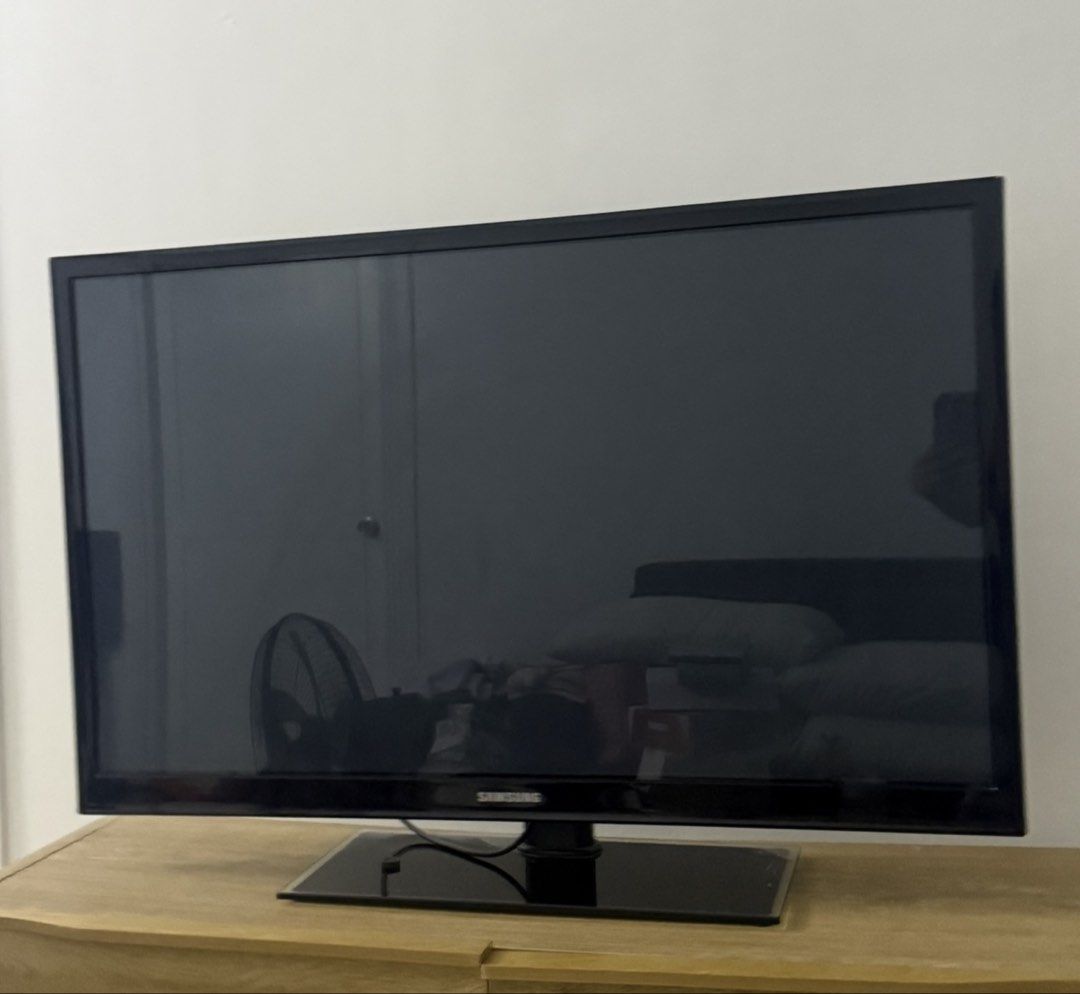 Samsung TV (Category: TV) located in Manila. Submitted by ghieuy (Listing ID 1451533067, Image 1). Description: - Samsung Flat Screen TV - stand sold separately - Perfect for living room or bedroom - Ready for its new home! -non smart tv .