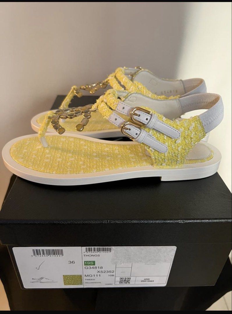 Sandals （分類：鞋及波鞋）位於 Hong Kong。 由 430cc 提交（商品編號 1451664567，圖片 3）。簡介： Chanel 涼鞋，黃色斜紋軟呢配金屬CC logo。有搭帶同埋搭扣，可以調較鬆緊。鞋底有Chanel logo同埋Made in Italy字樣。呢對好靚，夏天著一流。。