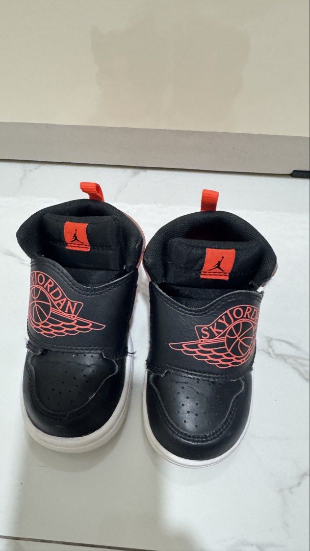 sepatu jordan original (Kategori: Orang Tua, Bayi & Anak - Lainnya) berada di Pasarkemis. Dikirim oleh raraagr63369 (ID iklan 1451629219, Gambar 2). Deskripsi: sepatu jordan original , size dan ada sedikit goresan akibat di lemari .
