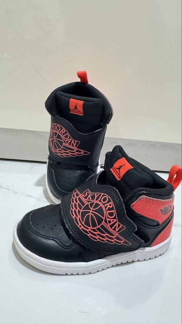 sepatu jordan original (Kategori: Orang Tua, Bayi & Anak - Lainnya) berada di Pasarkemis. Dikirim oleh raraagr63369 (ID iklan 1451629219, Gambar 3). Deskripsi: sepatu jordan original , size dan ada sedikit goresan akibat di lemari .