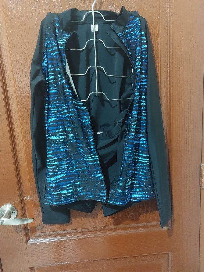 Sogo Rash Guard Set (Category: Rash guard) located in Malaybalay. Submitted by mags_sofia (Listing ID 1451608775, Image 1). Description: - long-sleeved rash guard - Zip-up front for easy wear - Stylish blue and black abstract stripe pattern on front panel - Material: Polyamide and Elastane blend - Perfect for swimming and water sports - Size: XL - comes with the rash guard and shorts.