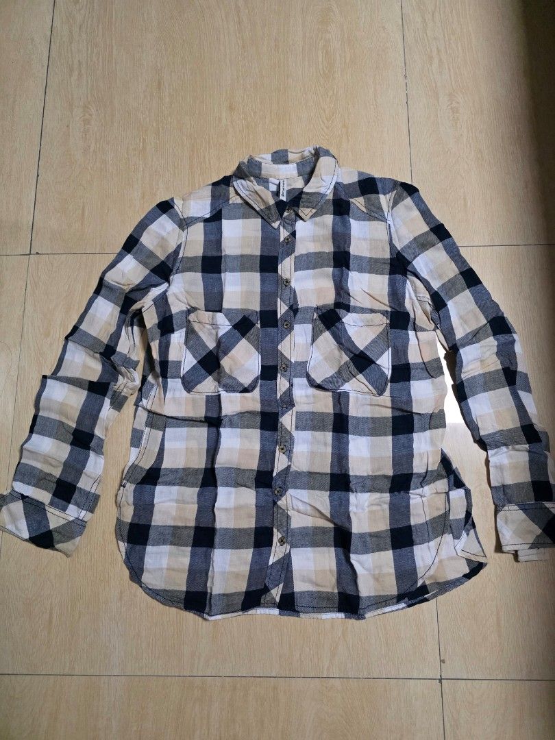 Stradivarius Plaid Flannel Shirt Size M (Category: Longsleeves) located in Makati City. Submitted by shopdoc (Listing ID 1451643970, Image 1). Description: - Classic plaid flannel shirt from Stradivarius - Features two chest pockets - Button-up front - Comfortable and stylish for everyday wear - Great for layering - Size: Medium (M) rfs decluttering.