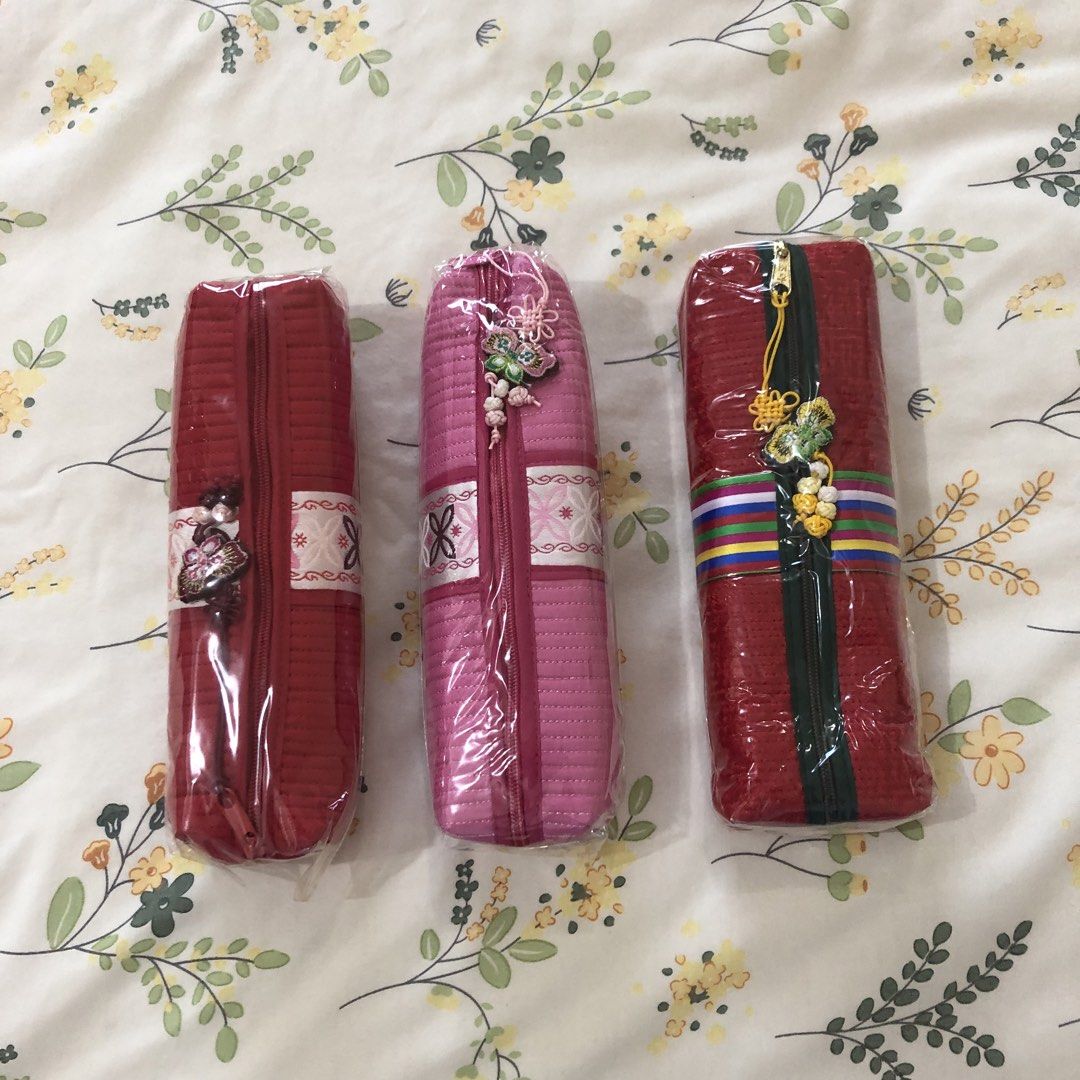 Suvenir korea asli (Kategori: Mainan & Permainan Papan - Lainnya) berada di Jakarta Barat. Dikirim oleh Lissale (ID iklan 1451548183, Gambar 1). Deskripsi: Suvenir korea asli. Koleksi lama Pencil case / pouch. Brand new Panjang 19,5 cm (merah aksen hijau), lebar 5 cm Panjang 18.5 cm (merah dan pink) , lebar 4,5 cm Harga utk masing2 .