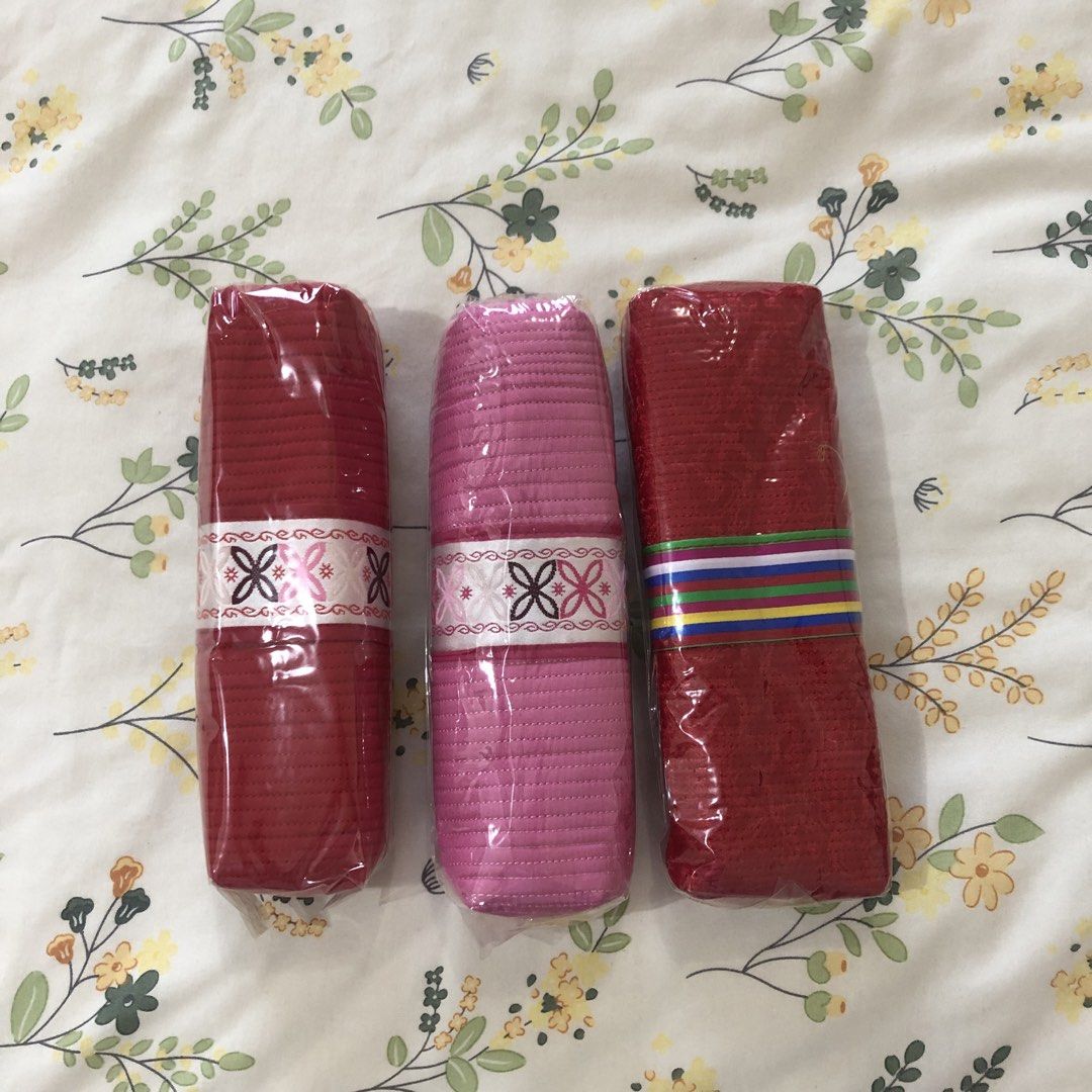 Suvenir korea asli (Kategori: Mainan & Permainan Papan - Lainnya) berada di Jakarta Barat. Dikirim oleh Lissale (ID iklan 1451548183, Gambar 2). Deskripsi: Suvenir korea asli. Koleksi lama Pencil case / pouch. Brand new Panjang 19,5 cm (merah aksen hijau), lebar 5 cm Panjang 18.5 cm (merah dan pink) , lebar 4,5 cm Harga utk masing2 .