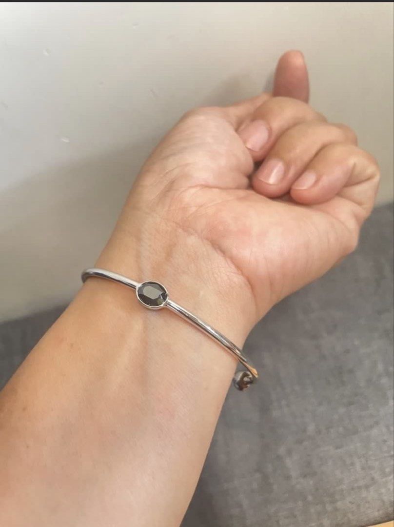 Swarovski Bangle with Crystal （分類：飾物及配件）位於 Hong Kong。 由 abba000 提交（商品編號 1451678025，圖片 2）。簡介： Silver-tone bangle with a single dark crystal. Has the Swarovski swan logo stamped on it. Simple and classic design. Great for everyday wear or dressing up. Bought it a while ago but rarely worn. Still in good shape.。