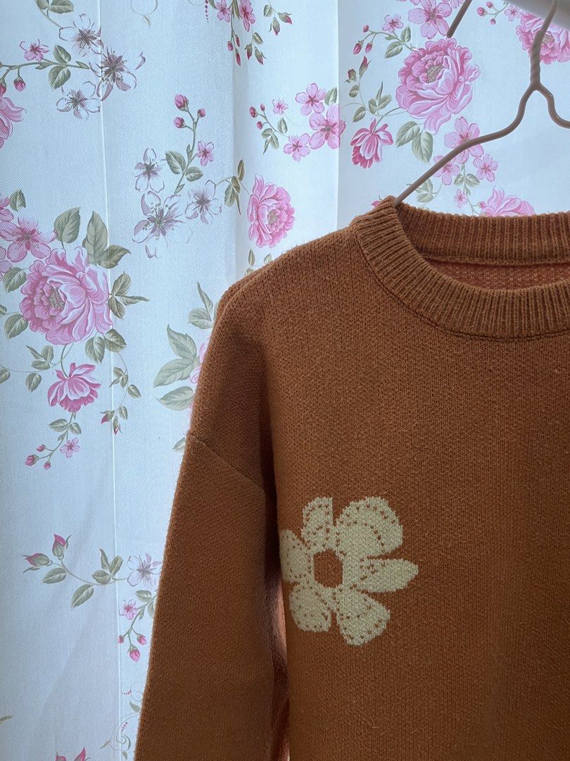 Sweater Bunga (Kategori: Atasan) berada di Karawang. Dikirim oleh clawjp (ID iklan 1451668609, Gambar 2). Deskripsi: Sweater rajut berwarna oranye bata (terracotta) Oversize L to XL Ld : 110-118.