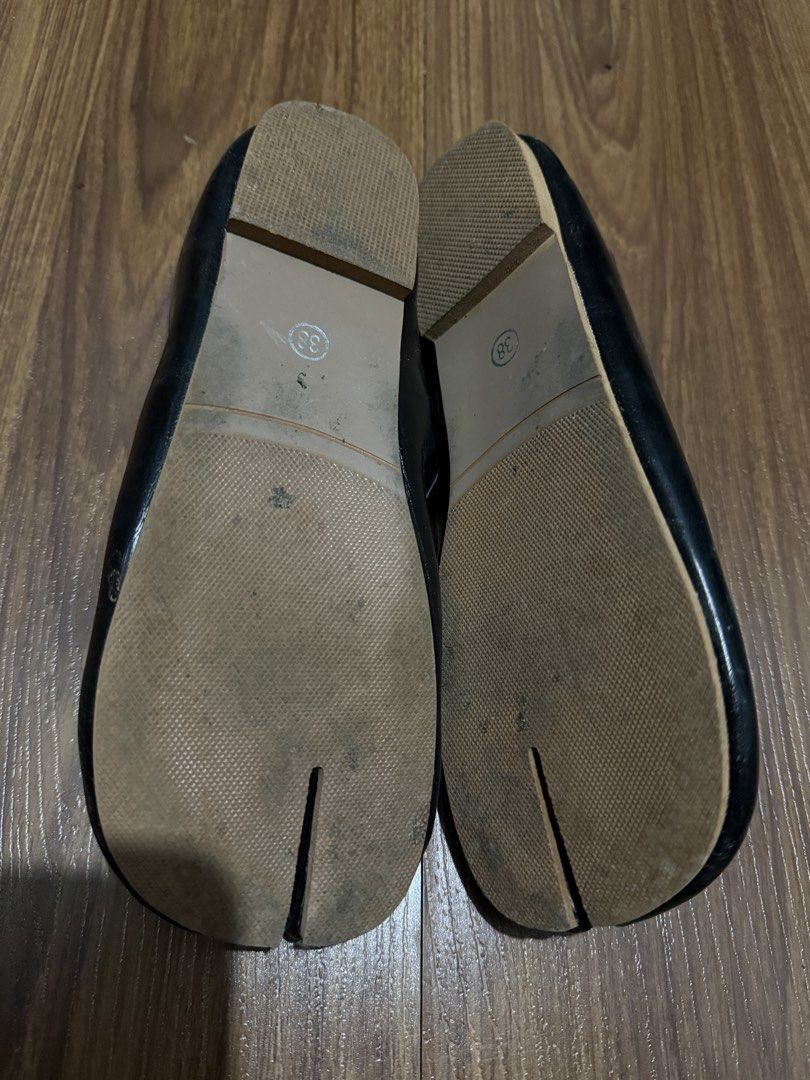 Tabi leather flats (Category: Flats & Sandals) located in Manila. Submitted by tsllrm (Listing ID 1451562880, Image 2). Description: - rarely used - no brand - only a dupe - not really my style - soft leather and insole cushion - 24cm insole.