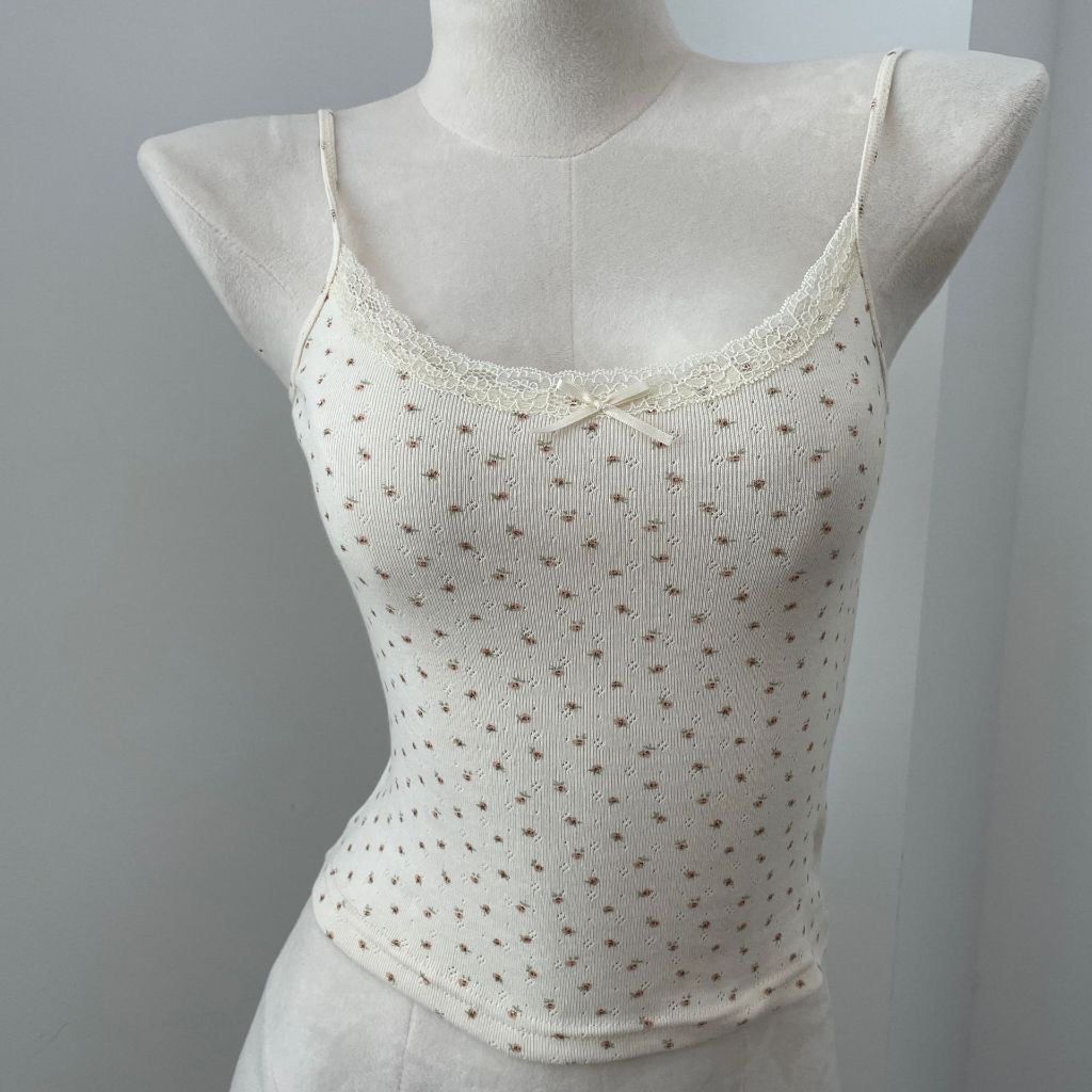 Tanktop Bunga Renda (Kategori: Atasan) berada di Denpasar. Dikirim oleh prelovedbaliii (ID iklan 1451602460, Gambar 2). Deskripsi: gambar hanya referensi, langsung klik link di bawah untuk order.