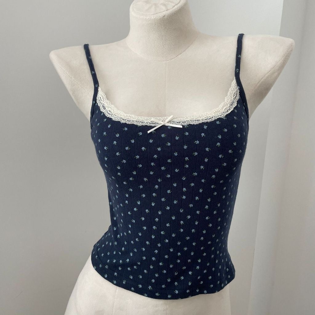 Tanktop Bunga Renda (Kategori: Atasan) berada di Denpasar. Dikirim oleh prelovedbaliii (ID iklan 1451602460, Gambar 1). Deskripsi: gambar hanya referensi, langsung klik link di bawah untuk order.
