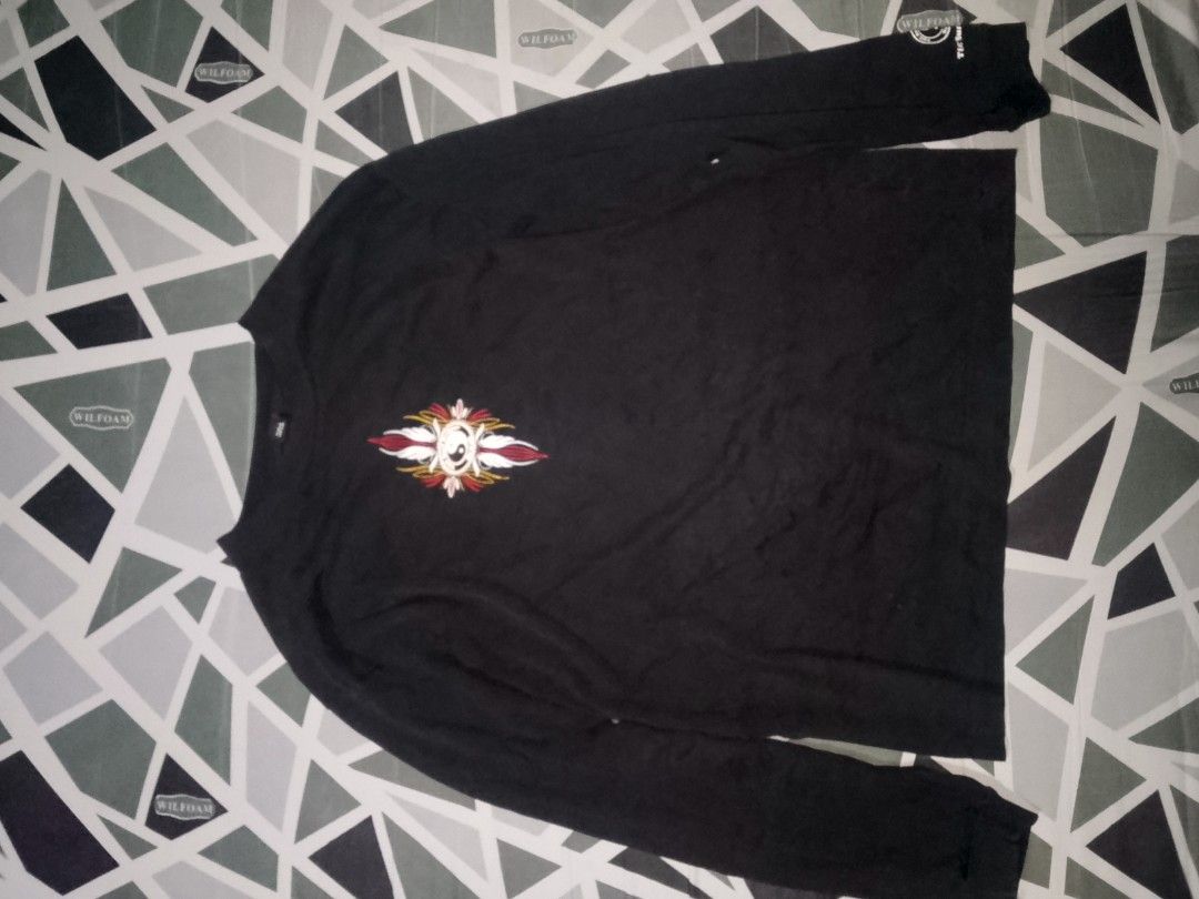 T&C Surf Designs Long Sleeve Shirt (Category: Tshirts & Polo Shirts ) located in Manila. Submitted by ixgri (Listing ID 1451636961, Image 2). Description: - Black long sleeve t-shirt - Brand: T&C Surf Designs - Large graphic print on back: Yin Yang symbol with pinstripe details - Smaller graphic on left chest and sleeve - Ideal for surfing, beach vibes, and casual wear.