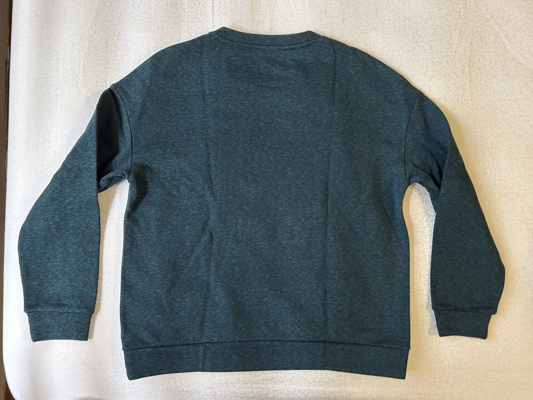 Thrifted Dark Teal Sweatshirt with Dog Sequin (Category: Longsleeves) located in Cainta. Submitted by gamityen (Listing ID 1451554071, Image 2). Description: - Tag says Vero Moda - Slightly thick fabric - Cute dog graphic with sequins on the front - Long sleeves - Crew neck - Worn once RFS: Decluttering closet 💸 MOP: GCash, BPI, or Maya 📍 SHIPPING: Lalamove or Grab No returns or refunds; strictly sold as-is. Feel free to PM for inquiries :).