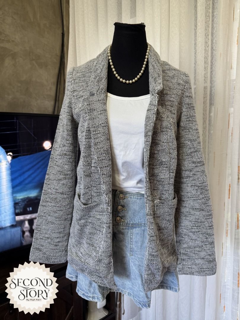 Tweed Grey Blazer (Category: Coats, Jackets and Outerwear) located in Cavite. Submitted by secondstorybyhighrain (Listing ID 1451577768, Image 1). Description: B 34 L 28.