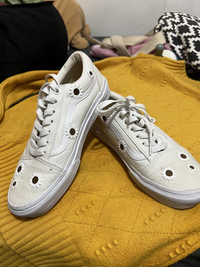 Vans Old Skool Daisy White Sneakers (Category: Sneakers) located in Bacoor. Submitted by MAB_Store (Listing ID 1451687189, Image 1). Description: - White Vans Old Skool sneakers - Adorable daisy print - Classic side stripe design - Low-top silhouette - Ideal for casual wear - Adds personality to any outfit.
