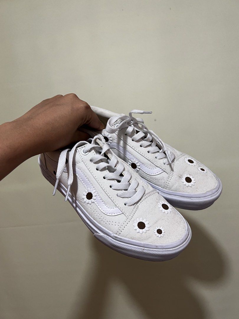 Vans Old Skool Daisy White Sneakers (Category: Sneakers) located in Bacoor. Submitted by MAB_Store (Listing ID 1451687189, Image 2). Description: - White Vans Old Skool sneakers - Adorable daisy print - Classic side stripe design - Low-top silhouette - Ideal for casual wear - Adds personality to any outfit.