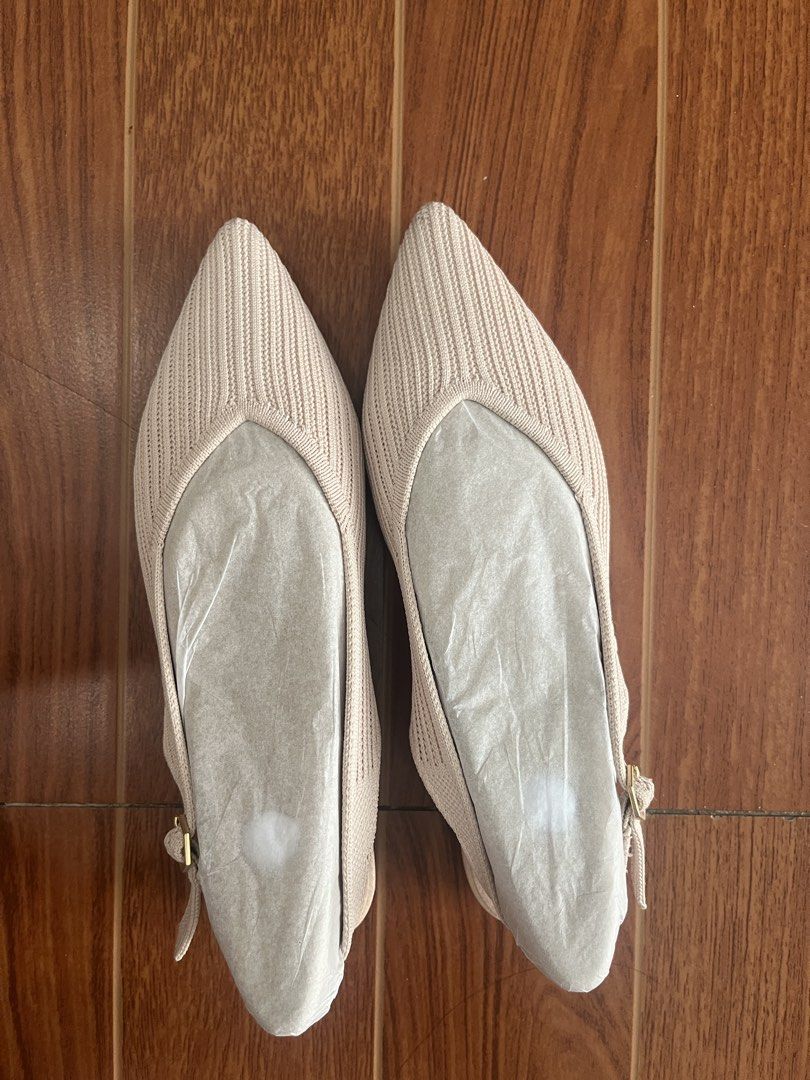 Vivaia Maville Ballet Blush Flats (Category: Flats & Sandals) located in Manila. Submitted by michale_17 (Listing ID 1451651147, Image 1). Description: This is already sold out sa website Color : Ballet blush Size : Eur 37 / 6.5 Still has its original box and fillers Condition : Brandnew [Only worn to fit] RFS : Not my size Price : 6800 [Orig price : 8559 pesos].