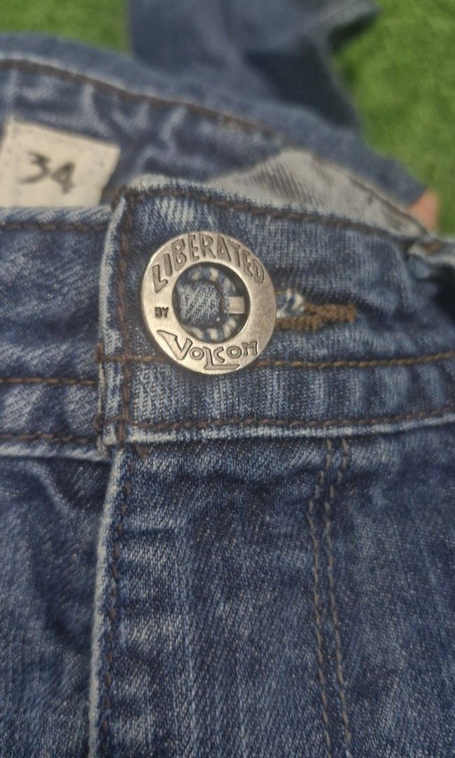 Volcom jeans (Category: Jeans) located in Pili. Submitted by the_g_thrift (Listing ID 1451639895, Image 3). Description: size 34 on tag size 36 tape measure length: 42 hem: 8.5 very good cndition issue: need wash and minimal sign of used.