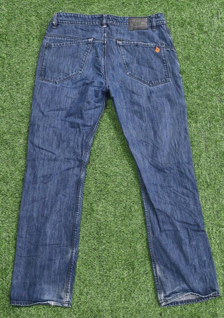 Volcom jeans (Category: Jeans) located in Pili. Submitted by the_g_thrift (Listing ID 1451639895, Image 1). Description: size 34 on tag size 36 tape measure length: 42 hem: 8.5 very good cndition issue: need wash and minimal sign of used.