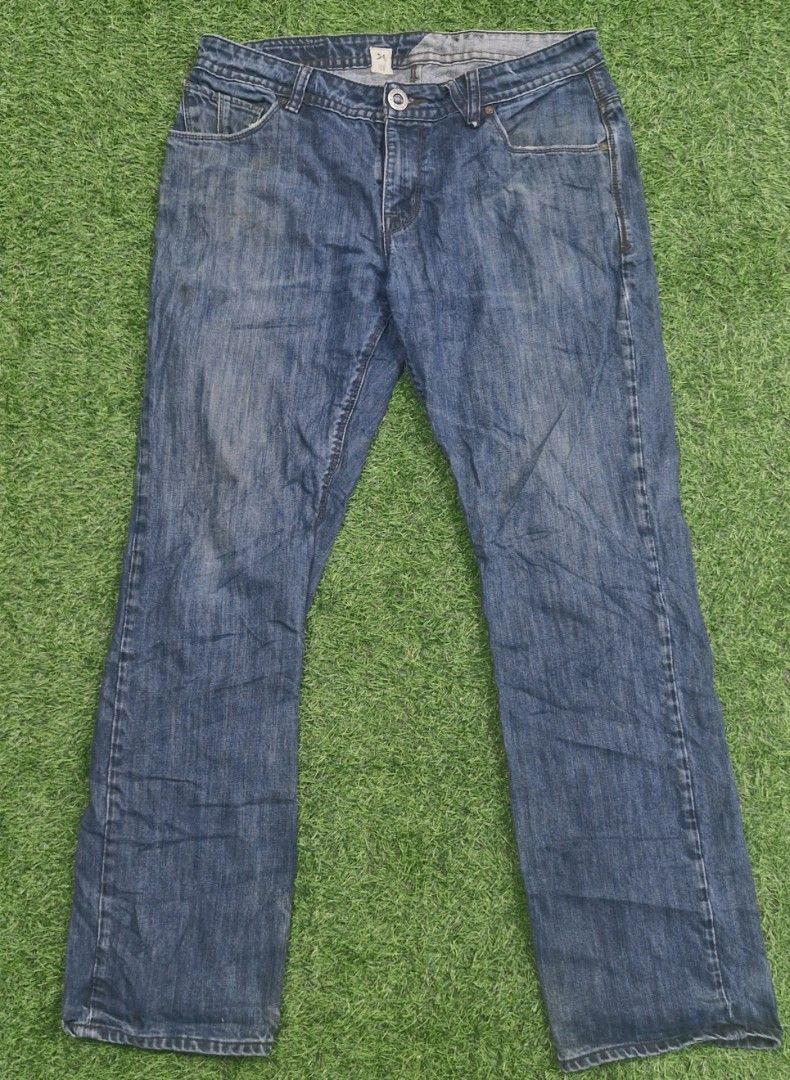 Volcom jeans (Category: Jeans) located in Pili. Submitted by the_g_thrift (Listing ID 1451639895, Image 2). Description: size 34 on tag size 36 tape measure length: 42 hem: 8.5 very good cndition issue: need wash and minimal sign of used.