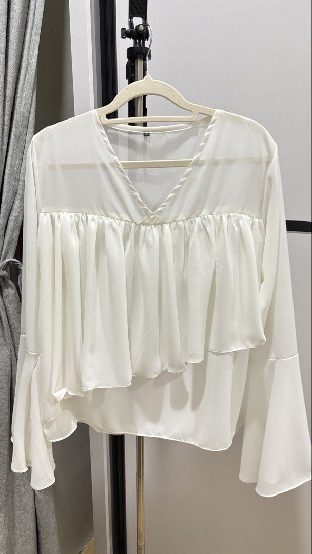 WHITE BLOUSE (Category: Blouses) located in Batu Pahat. Submitted by nnuizz (Listing ID 1451679271, Image 1). Description: baggy blouse.